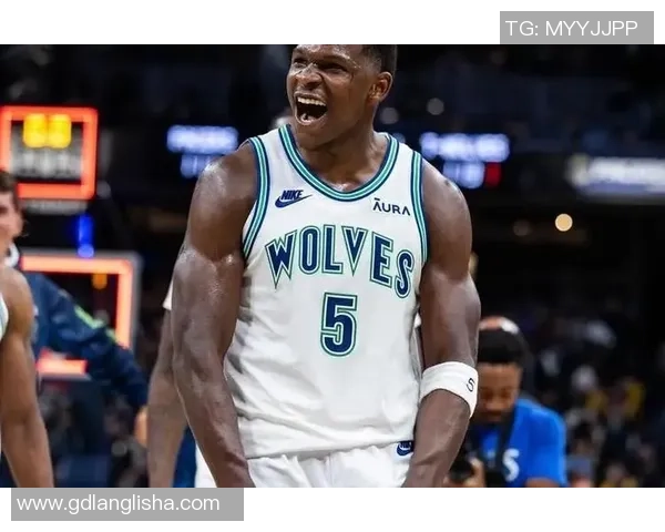 外号眼镜蛇的足球明星如何在赛场上展现惊人技巧与魅力